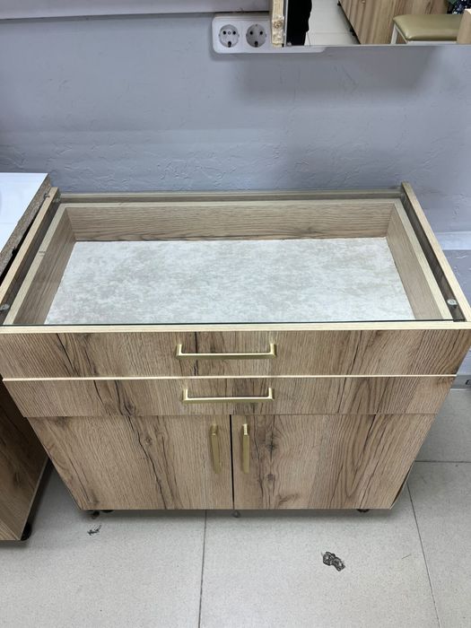 Продам раскройный стол и шкафы