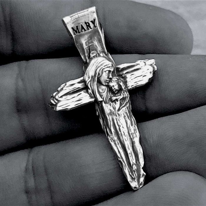 Сребърен кръст 925 с Дева Мария и Младенеца-Християнско бижу за вяра.