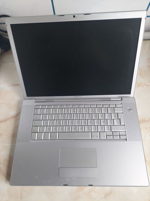 Vând MacBook Pro A1211 Intel Core Duo 4Gb DDR2 (în stare foarte bună)
