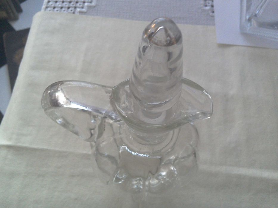Sticlă decantor, veche, cristal, lobată, 550 ml., 24 cm cu dop