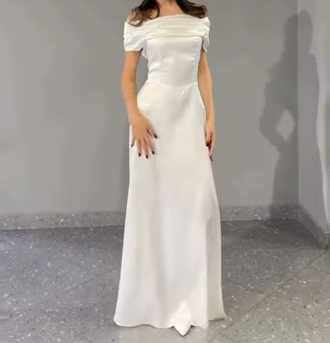 Белое, прямое  платье