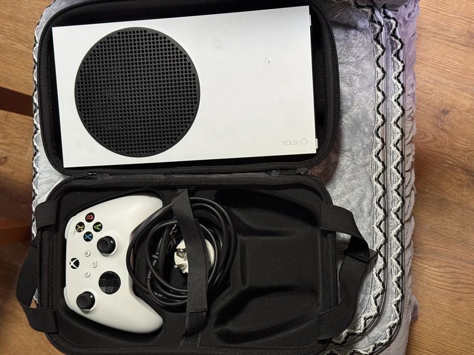 Продаю xbox series s 1 джостик + игры