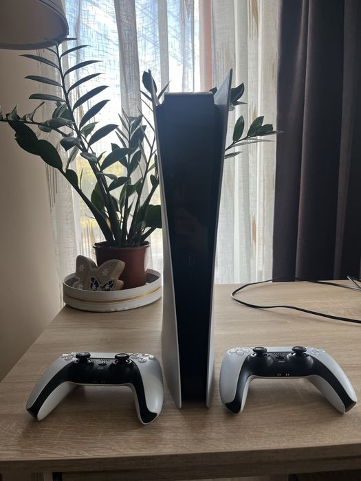 PS5 + doua controllere in stare excelenta