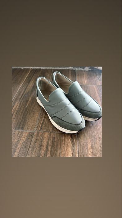 Продаю женские кроссовки