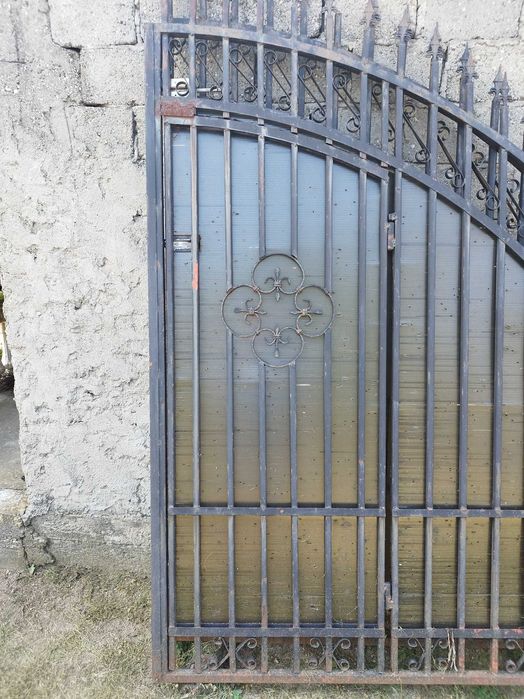 Porți metalice.