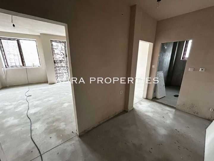 Продава се Двустаен апартамент в Разград, Център - 70 кв.м за 1203 €/кв.м - Снимка #2