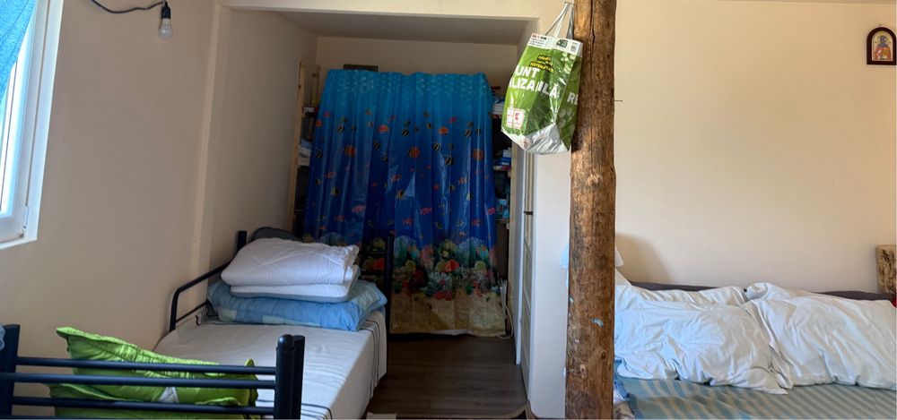 Vand teren cu o casă și o căbănuță