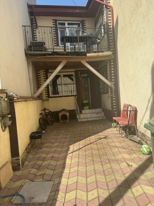 Casa la curte de vanzare