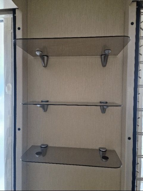 Стъклени стелажи с метални държачи!