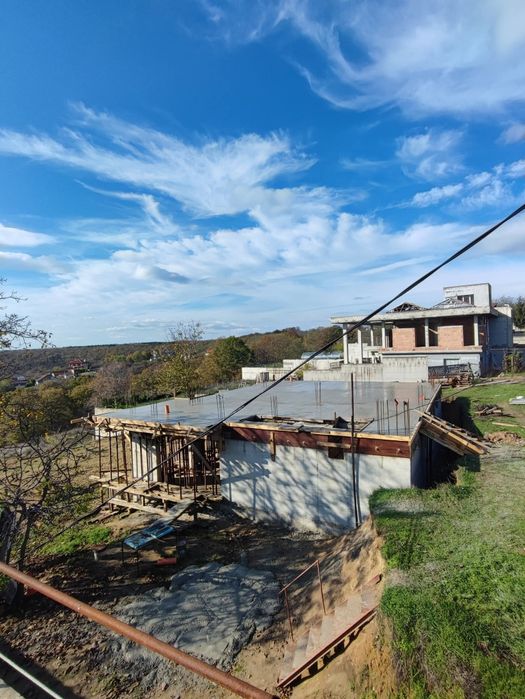 Продавам парцел с новострояща се къща