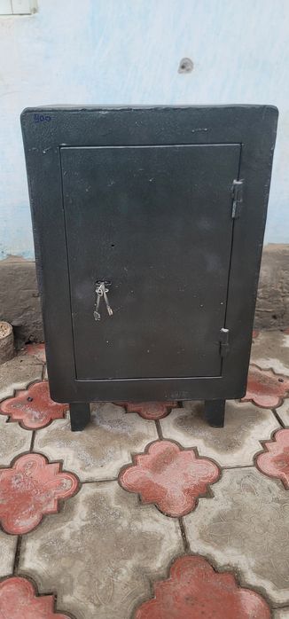 Sef  60 x43. Ikki kamerali  ichki  kamerasi ham qulflanadi