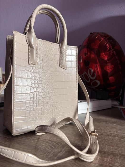 Бежава чанта наподобяваща смийски кожа