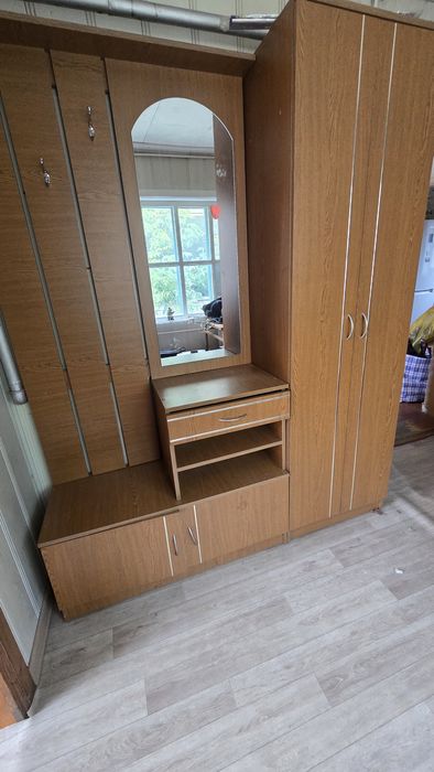 Продам прихожу .