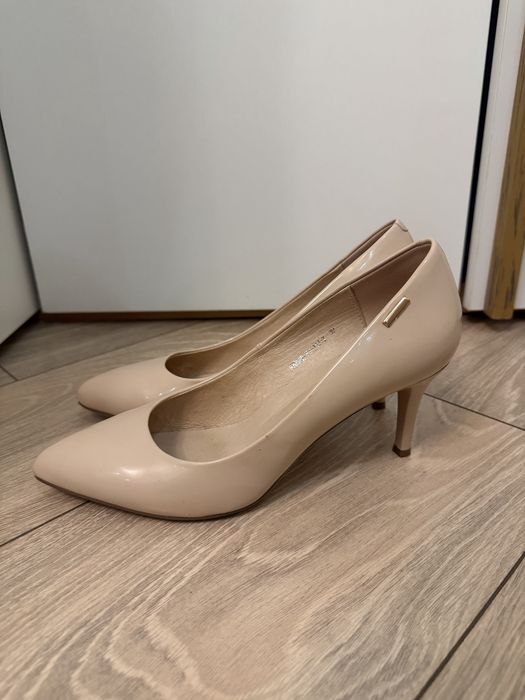 Бежевые каблуки