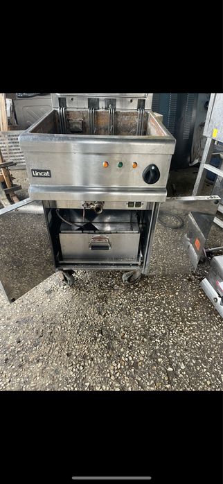 Професионален фритюрник Lincat 38 лтр,една вана  с две кошници