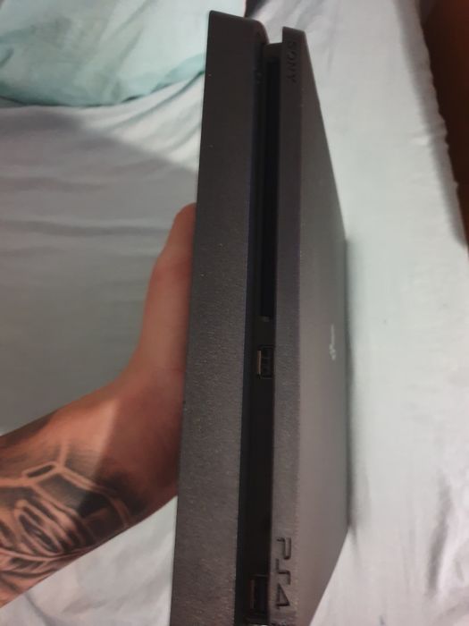 PS4   Slim  • Full box + 2  Manete