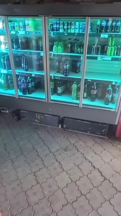 Vitrina frifica în 4 usi. Foarte spatioasa