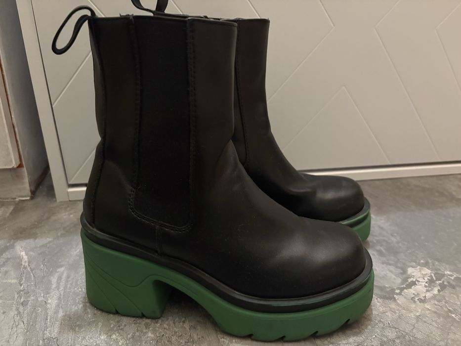 Боти с зеленя подметка