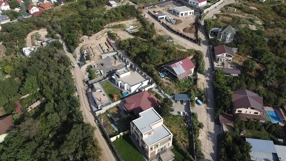 Участок с видом на город и горы