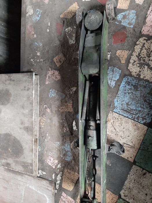 Домкрат 5 тонн советский б у большой для грузовых машин подкатной