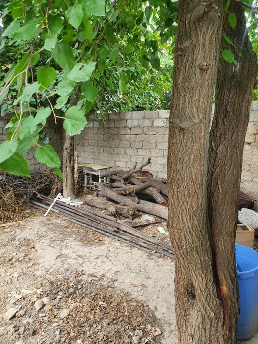 ПРОДАЁТСЯ. 3,5 sotok maydoniga ega yer sotiladi, eski 3 xonali uyi bor