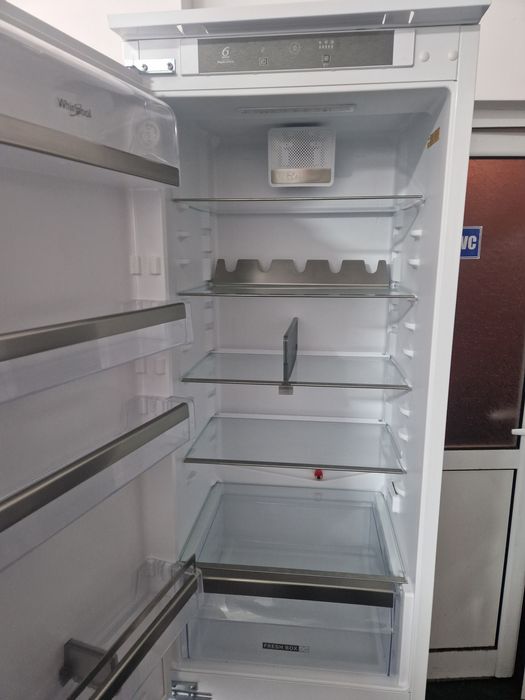 Хладилник за вграждане Whirlpool 196см 320 литра