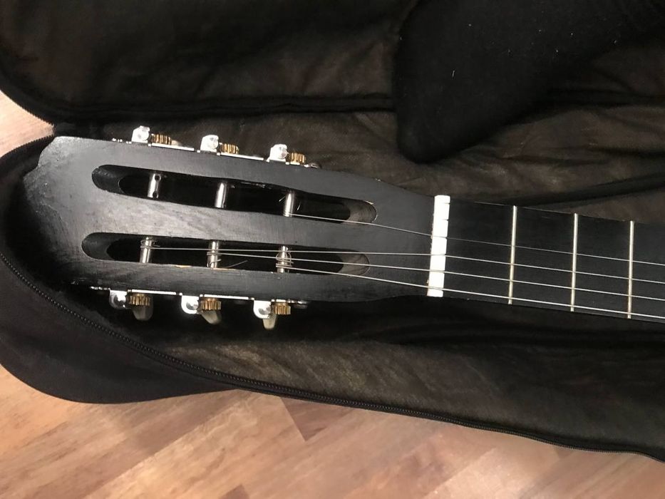 Gitara xolati zo'r 2ta simi uzilgan alishtirsa bo'ladi kurib olasiz