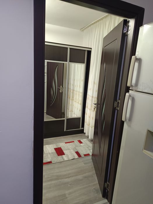 Închiriez apartament cu 3 camere