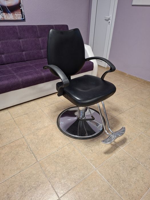 Продавам професионален фризьорски стол