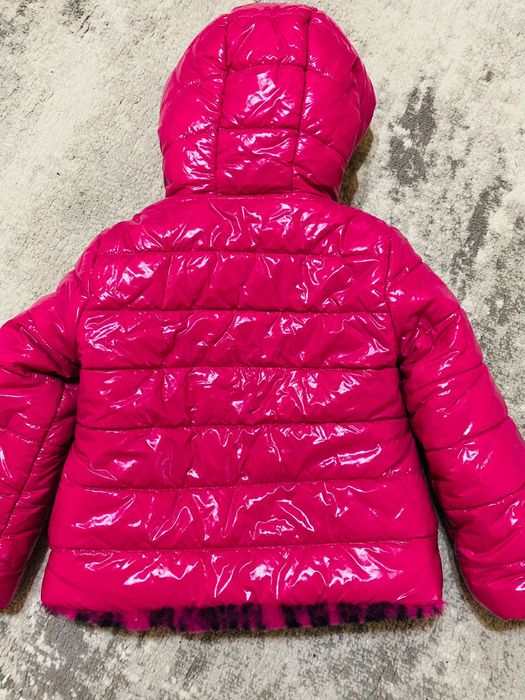 Vând o geacă de fetițe de 3 an cu două fețe de la Guess