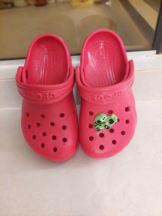 Vând o pereche de papuci Crocs C9