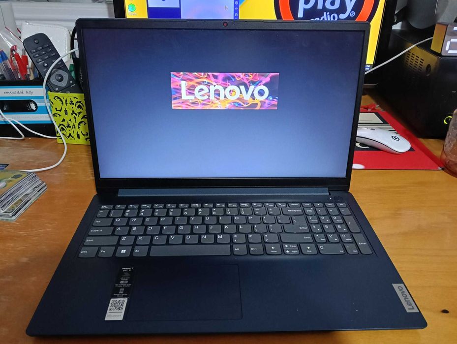 Laptop I3 Slim are 128 gb ssd procesor quad core si 4 gb ddr4.