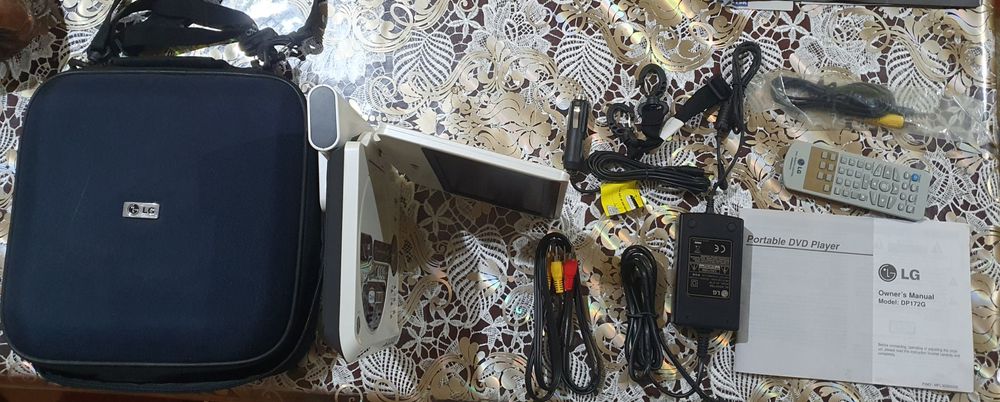 Dvd player cu geantă și accesorii