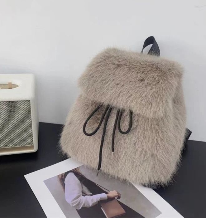 Дамска раница, цвят тъмно каки.