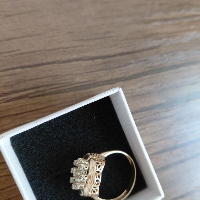 Золотая кольцо с бриллиантом