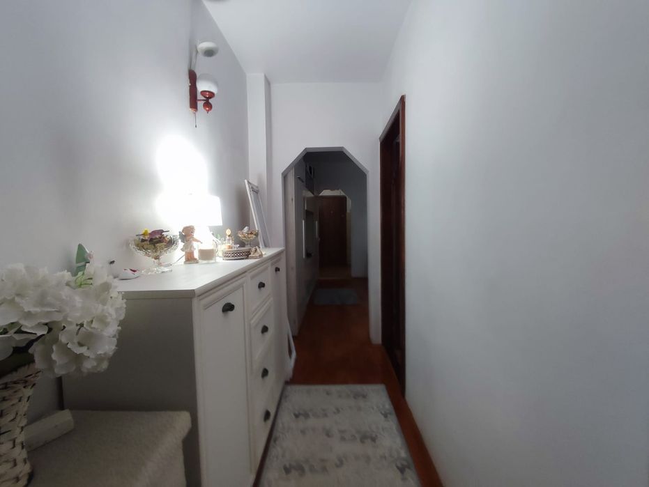 Se vinde apartament cu 3 camere semidecomandat, la etajul 2,pe strada Aleea Elie Radu, vis-a-vis de gradinița nr 23 și creșa munincipala.