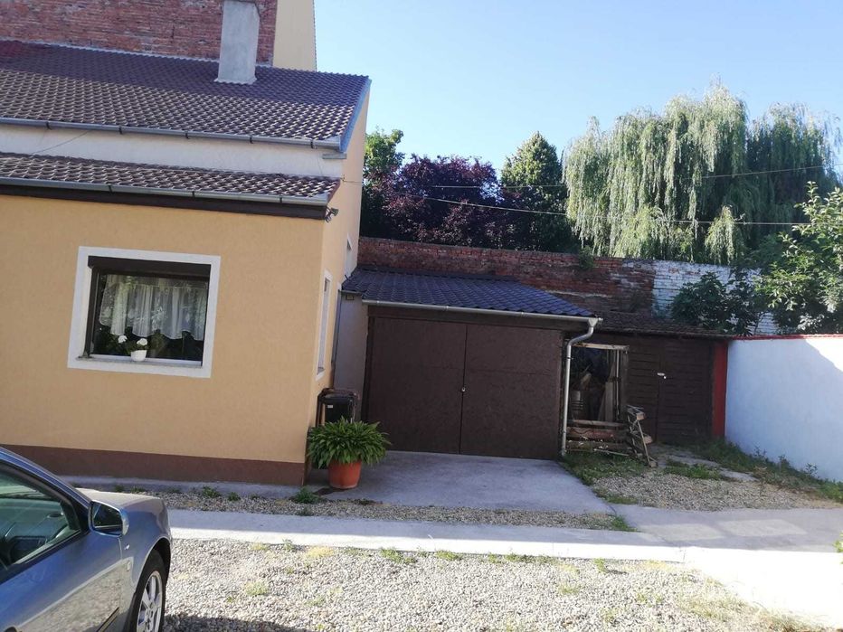 De VANZARE apartament , curte comuna cu 3 ap. ZONA DECEBAL