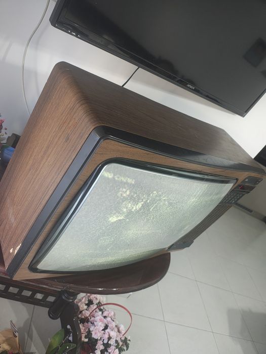 Televizor vechi din lemn cu tub, Philips,functional