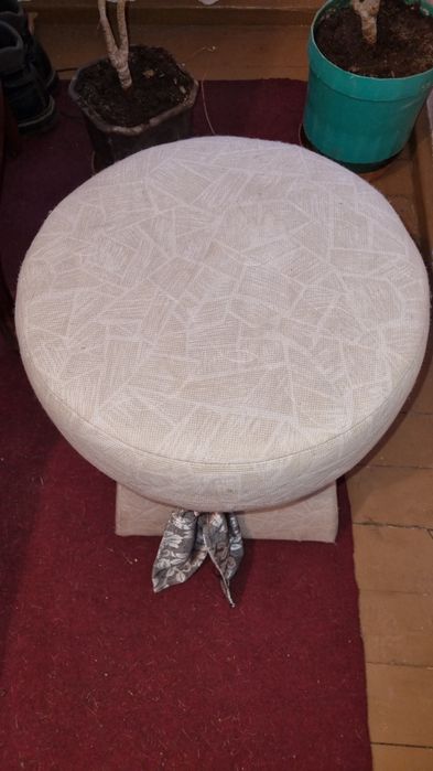 Маса и табуретка