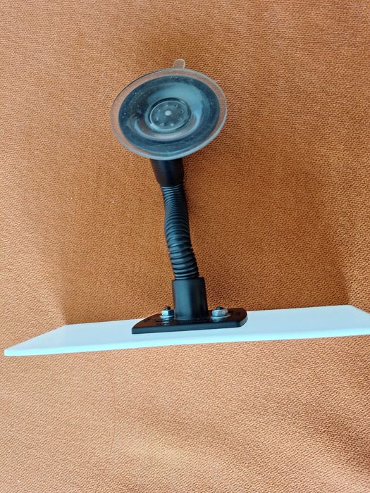 Braț flexibil cu ventuză Herbert Richter (HR), utilizat frecvent în mașini pentru montarea dispozitivelor GPS, a telefoanelor  a tabletelor pe parbriz