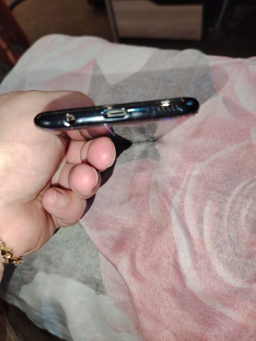 Продавам Samsung A40