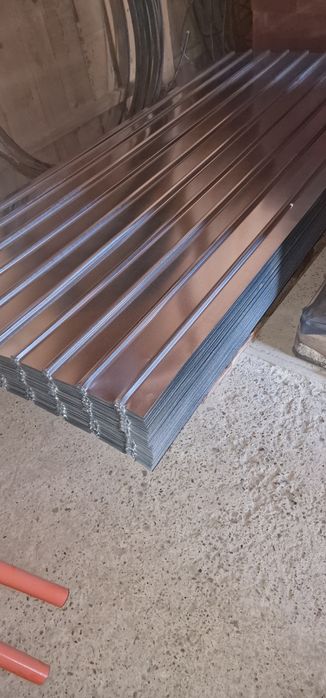 Vând tabla zincata și maro la 2 metri înălțime groasa de 0.3 la 37 lei