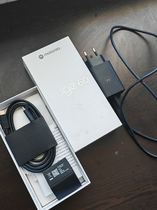 Motorola Edge 60 с зарядно и всичко