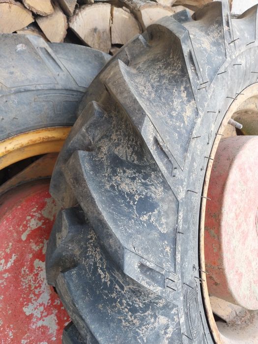 Vând cauciucuri tractor cu tot cu jante și contra greutăți
