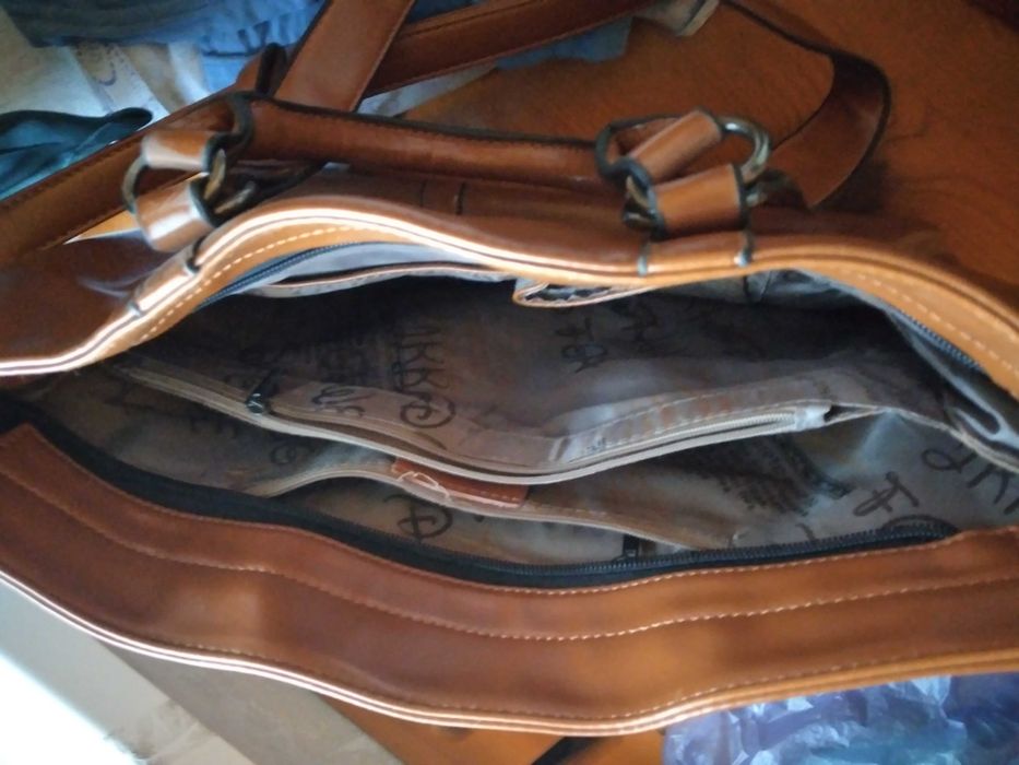 Дамска чанта, голяма и много функционална, без следи от употреба