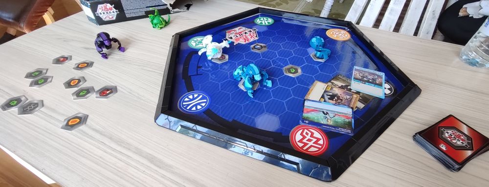 Bakugan топчета, арена и куфарче