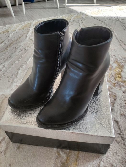 Продаю весенние ботинки