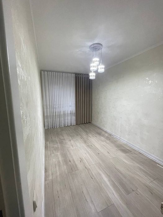 Чиланзар 6 квартал 3 комнатная
3/2/4.
Балкон 2*6.
Дом кирпичный. 
Обща