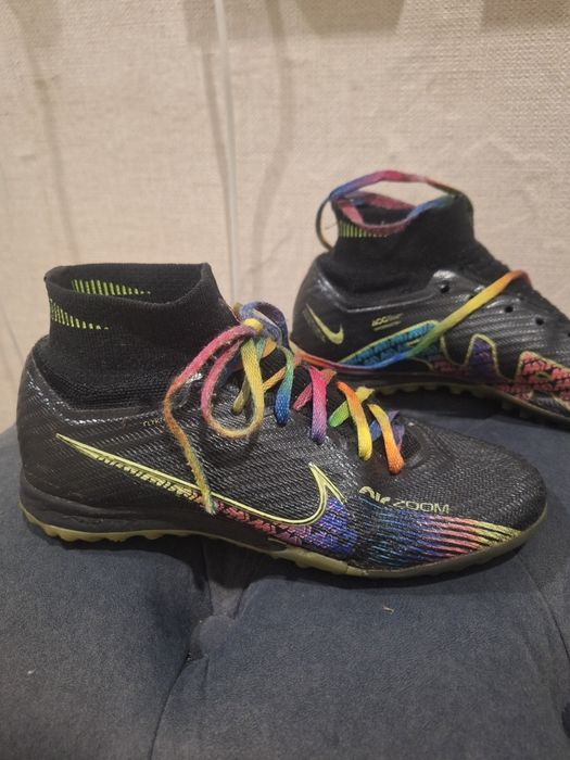 Кроссовки футбольные