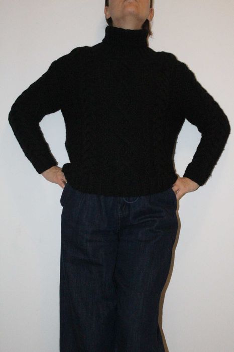 Ръчно изплетен пуловер